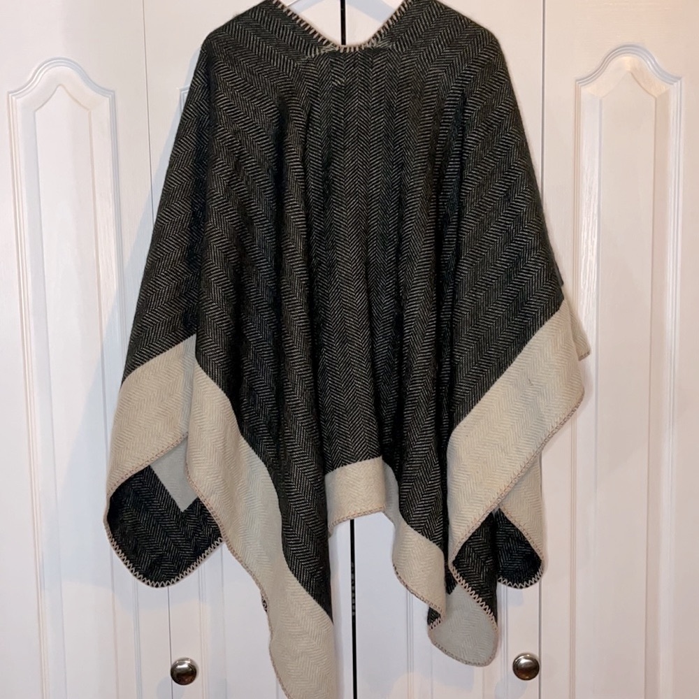 VINCE CAMUTO Chevron Ruana O/S - Picture 8 of 13
